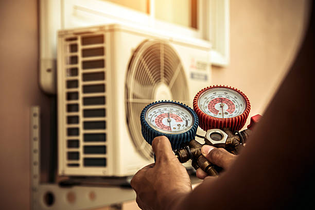 Professional Ac Installation technician working in Edinburg, IL